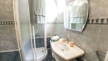 Family Apartment, 2 Bedrooms | Bathroom | Shower, free toiletries, hair dryer, towels