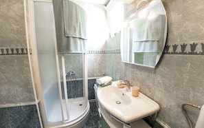Family Apartment, 2 Bedrooms | Bathroom | Shower, free toiletries, hair dryer, towels - Apartment Hemingway (Mostar)