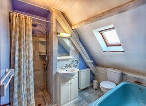 Ein Badezimmer mit Dusche, Waschbecken, Toilette und Badewanne.