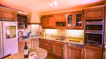 Geladeira, micro-ondas, fogĂŁo, cooktop