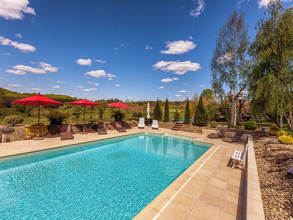 Alberca al aire libre y alberca climatizada