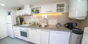 Fridge, stovetop, electric kettle, cookware/dishes/utensils - Five Rivers Rooms (Mostar)