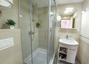 Quarto casal luxo | Banheiro | Chuveiro, produtos de toalete grátis, secador de cabelo, chinelos