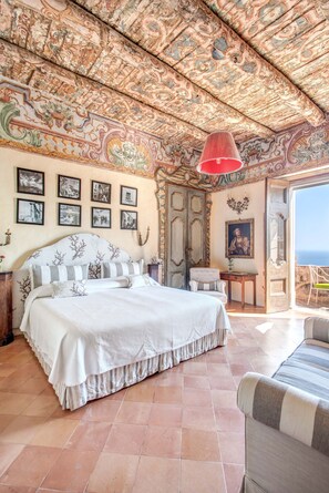 8 عدّة غرف نوم وخزنة داخل الغرفة ومكتب ومكواة/لوح كي