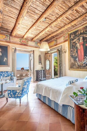 8 chambres, coffres-forts dans les chambres, bureau