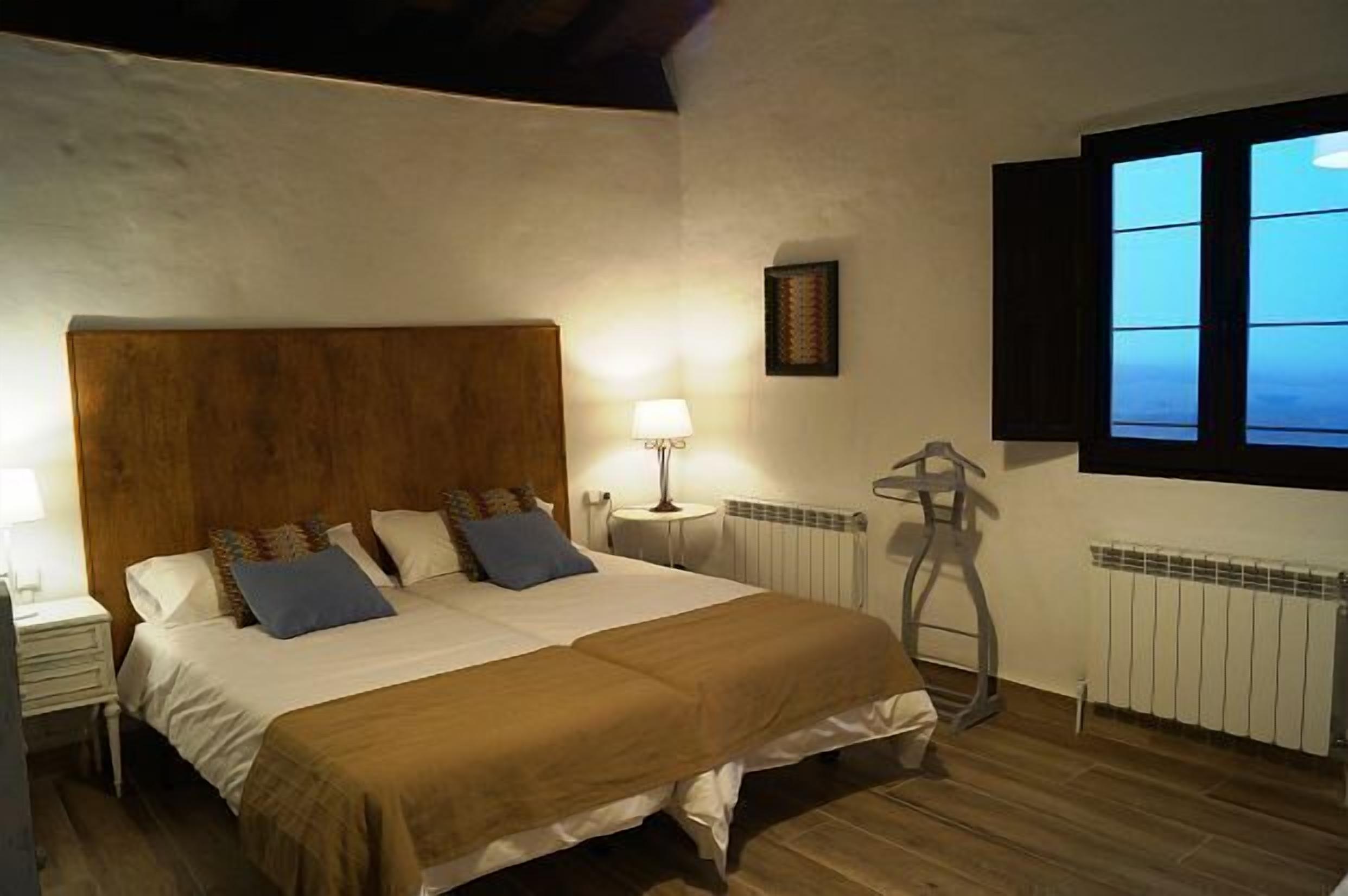 5 habitaciones, escritorio, tabla de planchar con plancha y wifi gratis 