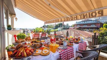 Desayuno buffet (EUR 7 por persona)