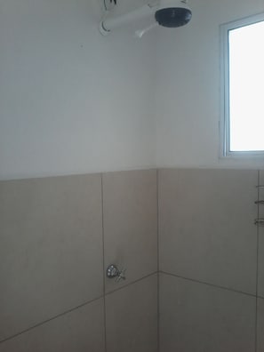 House, 2 Bedrooms | Bathroom | Shower, hair dryer, towels - Casa Central (Ribeirão Preto)