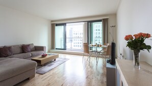 Luxury-Apartment, 1 Schlafzimmer, Stadtblick | Zimmersafe, schallisolierte Zimmer, Bügeleisen/Bügelbrett