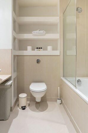 Free toiletries, hair dryer, towels - Discovery Dock Serviced Apartments by MySquare (London)