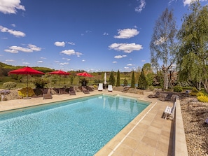 Una piscina al aire libre, una piscina climatizada