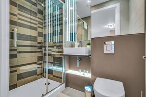 Combined shower/bathtub, rainfall showerhead, free toiletries - MySquare Apartments Shoredtich (London)