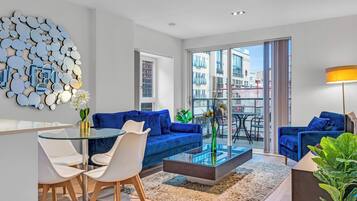 Televisión de pantalla plana, películas con cargo, piso con calefacción