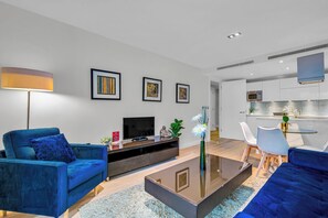 Appartamento Deluxe, 2 camere da letto, vista città | Area soggiorno | TV a schermo piatto 32 pollici con canali satellitari, TV