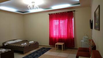 Perhehuone (2 Rooms) | Ylelliset vuodevaatteet, työpöytä, äänieristys, ilmainen Wi-Fi