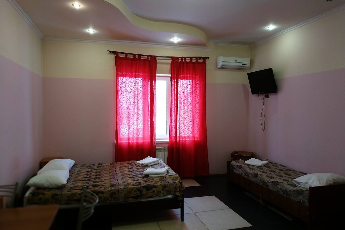 Habitación Confort | Ropa de cama de alta calidad, escritorio, sistema de insonorización
