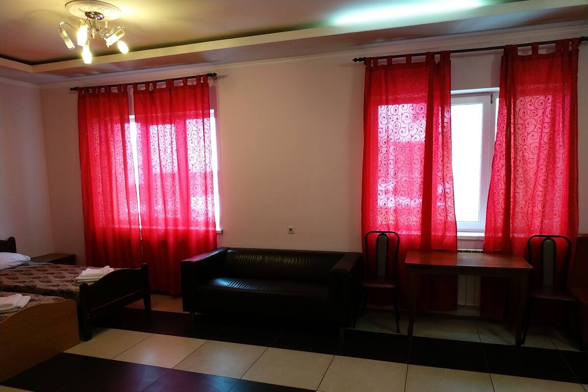 Habitación superior | Ropa de cama de alta calidad, escritorio, sistema de insonorización
