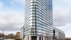 Un edifici modern i alt, amb façana corbada, possiblement un hotel o un edifici d'oficines.