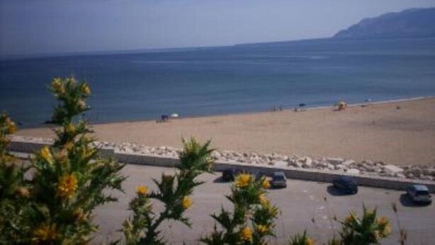 A beach with a parking area and a view of the sea. - Blue Pools Relax Casa Martina (Balestrate)
