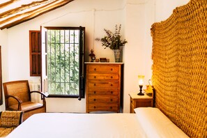 10 bedrooms, desk, iron/ironing board, travel crib