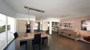 A modern kitchen with a dining area, large windows, and a view of the outdoors. - Taoro House, Puerto de la Cruz (Puerto de la Cruz)