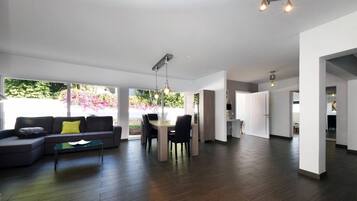 Een televisie en een tafeltennistafel