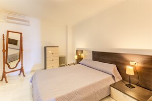 3 chambres, coffres-forts dans les chambres, fer et planche à repasser