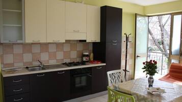 Appartement Classique, 1 chambre, vue mer (Luna) | Cuisine privée | Réfrigérateur, plaque de cuisson