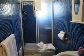 Klassiek appartement, 1 slaapkamer, uitzicht op zee (Luna) | Badkamer | Gratis toiletartikelen, een haardroger, een bidet, handdoeken