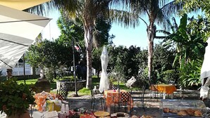 Outdoor dining - B&b Il giardino delle meraviglie (Melito di Porto Salvo)