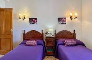 4 bedrooms, iron/ironing board, free WiFi, bed sheets