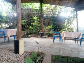 Outdoor dining - Best Inn Motel is located 500 meters from Kigali International Airport (Nyarugunga)