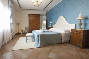 Free cots/infant beds, free WiFi