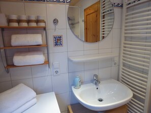 Sèche-cheveux, serviettes fournies, savon, papier toilette