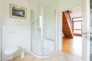 Douche, sèche-cheveux, serviettes fournies, savon