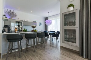 Kühlschrank, Mikrowelle, Ofen, Geschirrspüler