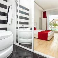 Bañera, artículos de tocador gratuitos, secador de pelo, batas