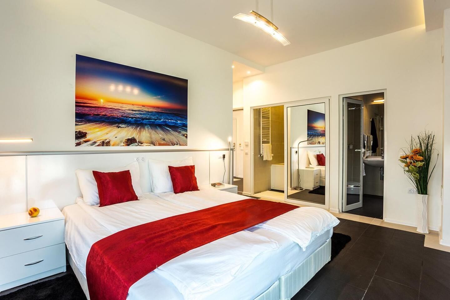 Schreibtisch, schallisolierte Zimmer, Bügeleisen/Bügelbrett