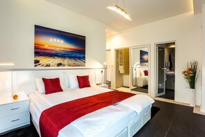 Skrivbord, ljudisolering, strykjärn/strykbräda och gratis barnsängar