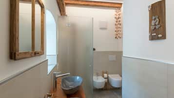 Badewanne, Haartrockner, Handtücher