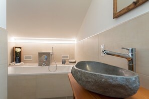 أحواض استحمام، مجففات شعر، مناشف