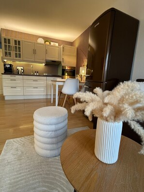 Kühlschrank, Mikrowelle, Ofen, Geschirrspüler