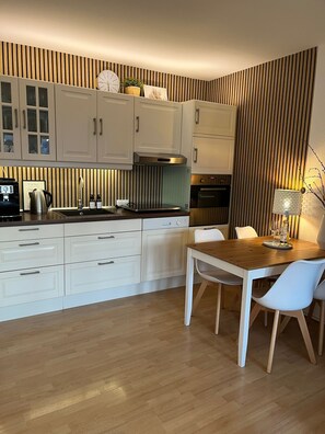 Kühlschrank, Mikrowelle, Ofen, Geschirrspüler