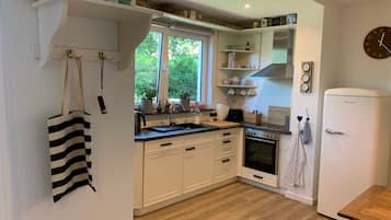 Køleskab, ovn, opvaskemaskine, kaffe-/temaskine