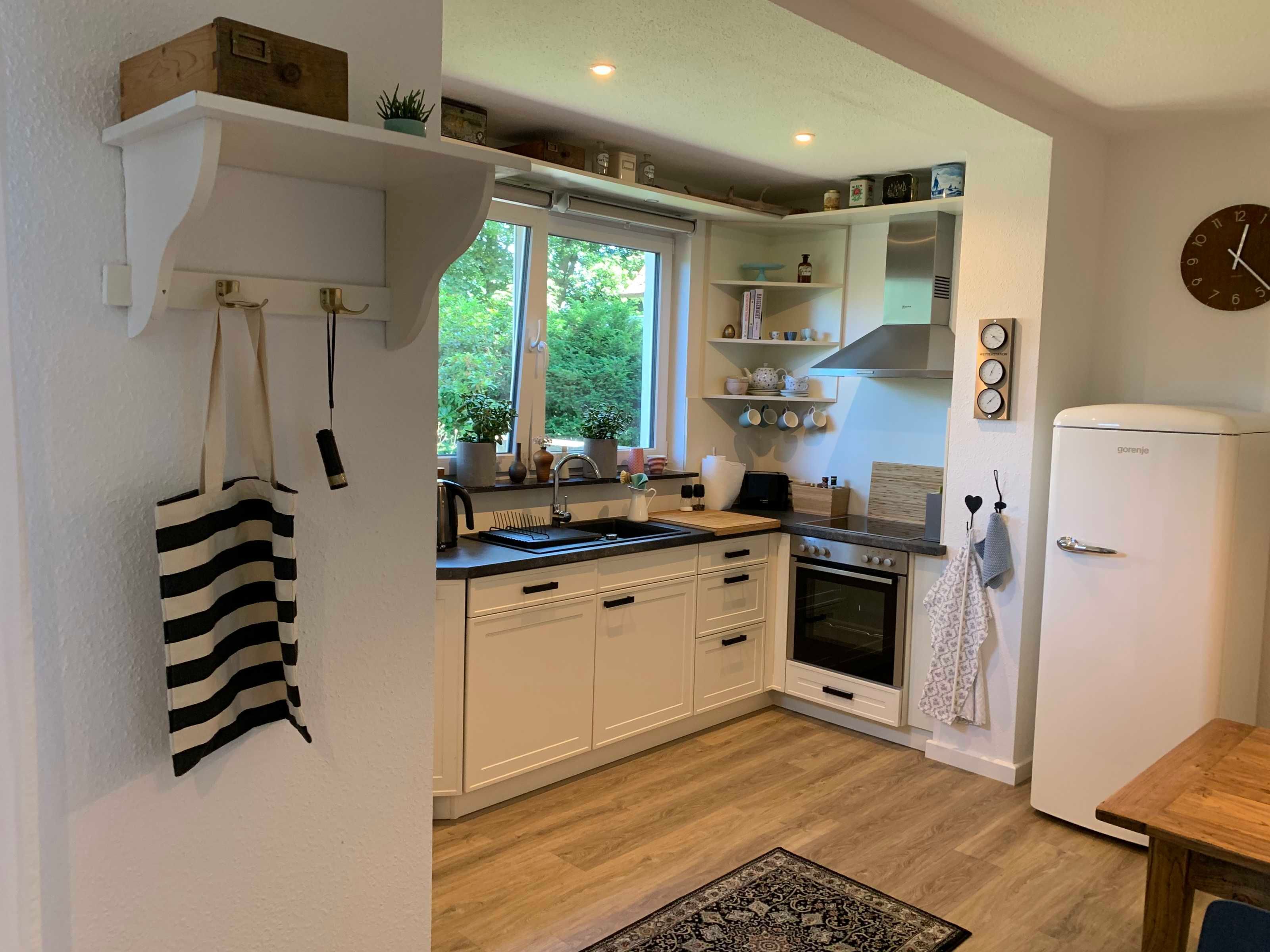 Een koelkast, een oven, een vaatwasser, een koffiezetapparaat/waterkoker