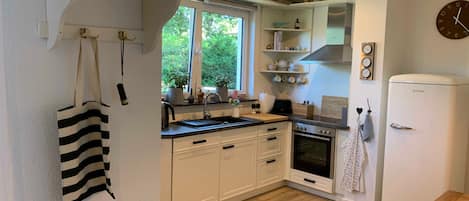 Een koelkast, een oven, een vaatwasser, een koffiezetapparaat/waterkoker