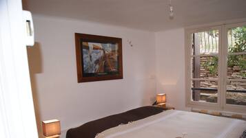 4 bedrooms, iron/ironing board, free WiFi