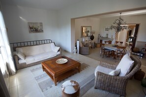 TV, DVD player, books, stereo