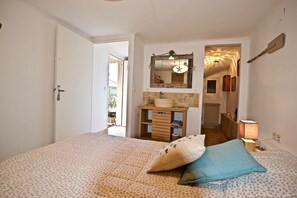 4 bedrooms, iron/ironing board, free WiFi