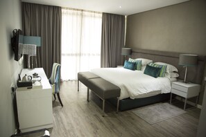 Suite (Cobalt) | Ropa de cama de alta calidad y caja de seguridad en la habitación 